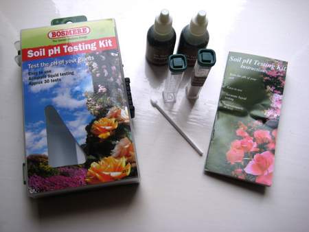 How to use a soil pH test kit - the contents of a typical kit